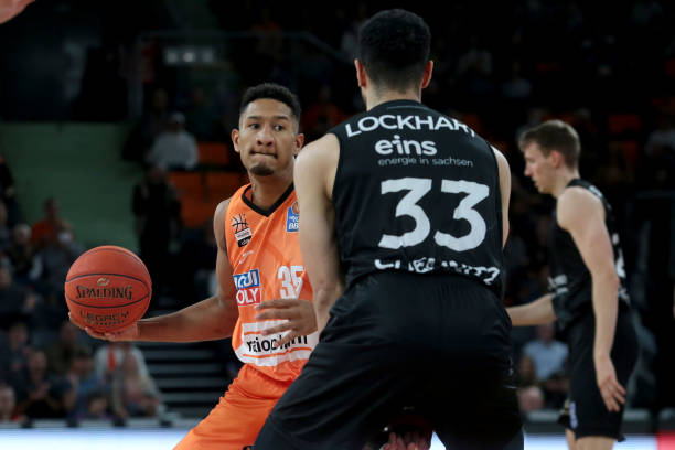 他对于年轻 他对于年轻